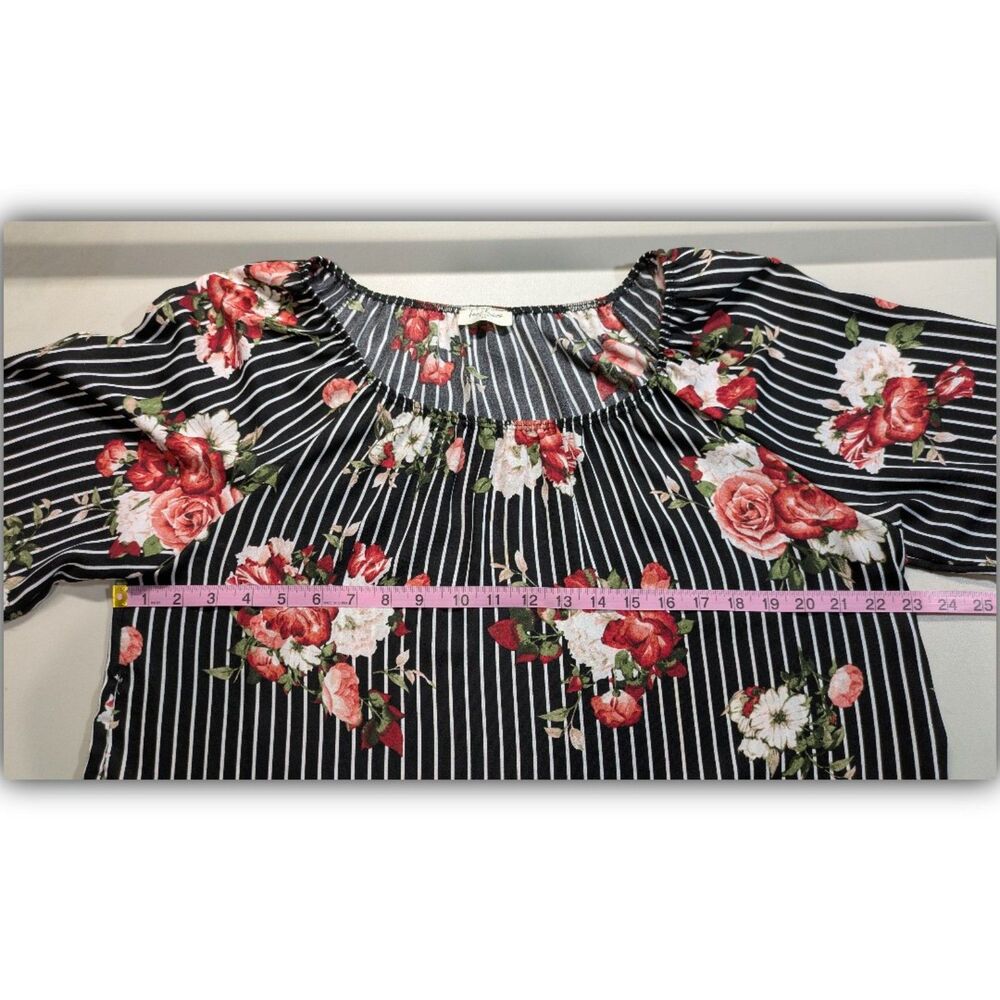 Free Kisses Floral Top with White Stripes Size Plus 2X - Picture 2 of 5